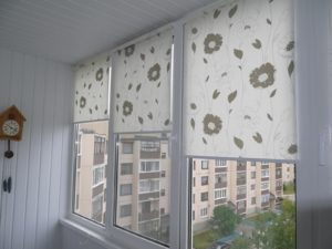 Установка рулонных штор на пластиковые окна в Октябрьском